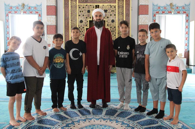 Camide panik dolu anlar! İmam namazı bozup düşmek üzere olan çocuğu havada yakaladı - Resim : 1