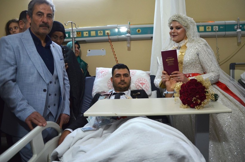 Şanlıurfa'da kazada damadın ayakları kırıldı, nikahları hastanede kıyıldı - Resim: 5