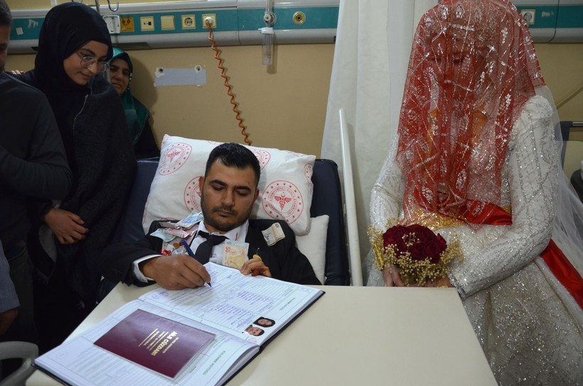 Şanlıurfa'da kazada damadın ayakları kırıldı, nikahları hastanede kıyıldı - Resim: 3
