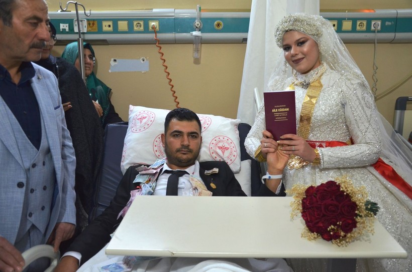 Şanlıurfa'da kazada damadın ayakları kırıldı, nikahları hastanede kıyıldı - Resim: 1