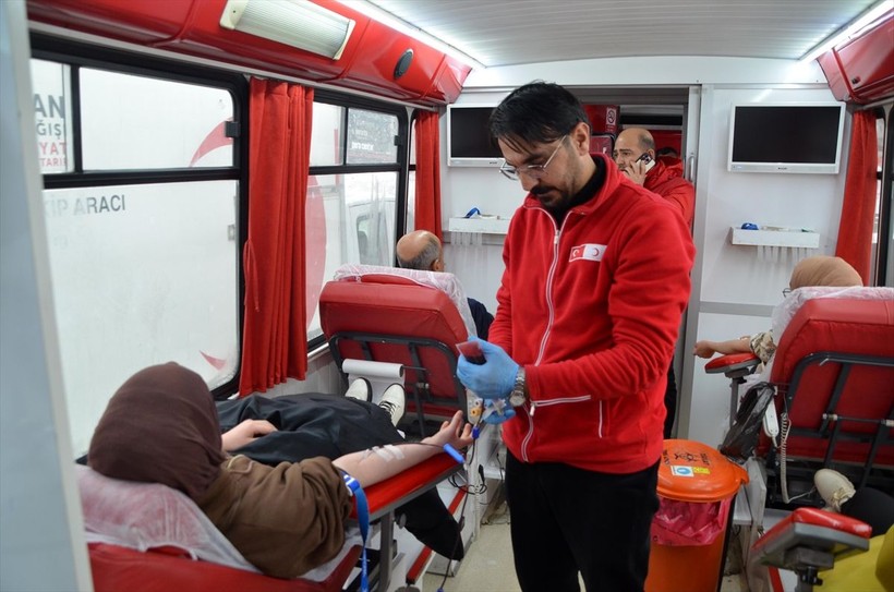 Ülkenin dört bir yanından depremzedelere kan bağışı yapılıyor - Resim: 36