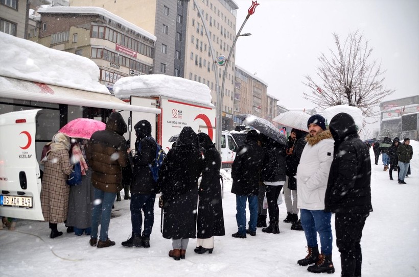 Ülkenin dört bir yanından depremzedelere kan bağışı yapılıyor - Resim: 39