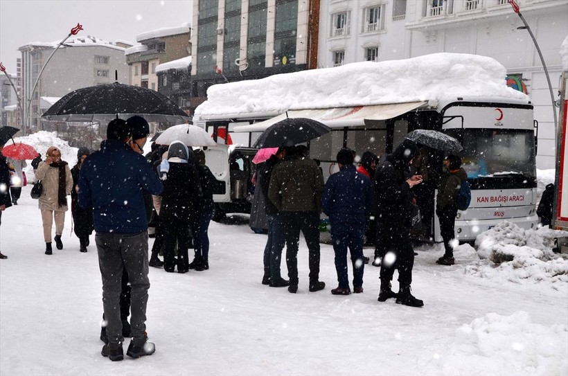 Ülkenin dört bir yanından depremzedelere kan bağışı yapılıyor - Resim: 41
