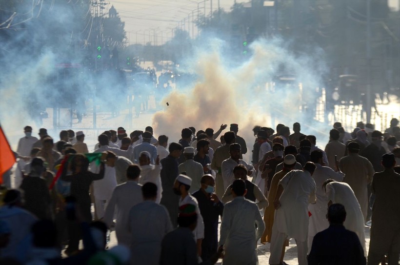 İmran Han'ın tutuklanmasının ardından Pakistan'da protestolar büyüyor: 5 kişi öldü, 40 kişi yaralandı, 1200'den fazla gözaltı - Resim: 17