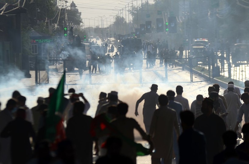 İmran Han'ın tutuklanmasının ardından Pakistan'da protestolar büyüyor: 5 kişi öldü, 40 kişi yaralandı, 1200'den fazla gözaltı - Resim: 18