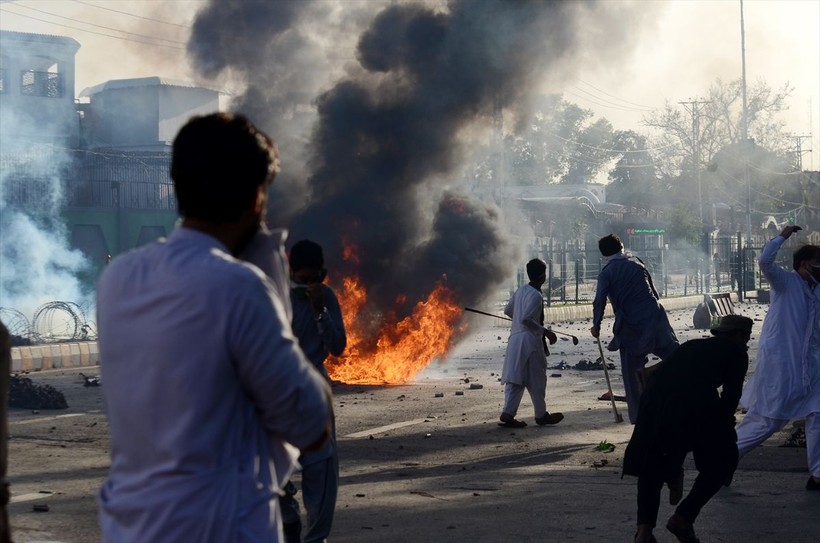 İmran Han'ın tutuklanmasının ardından Pakistan'da protestolar büyüyor: 5 kişi öldü, 40 kişi yaralandı, 1200'den fazla gözaltı - Resim: 23
