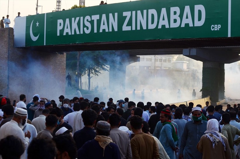 İmran Han'ın tutuklanmasının ardından Pakistan'da protestolar büyüyor: 5 kişi öldü, 40 kişi yaralandı, 1200'den fazla gözaltı - Resim: 6