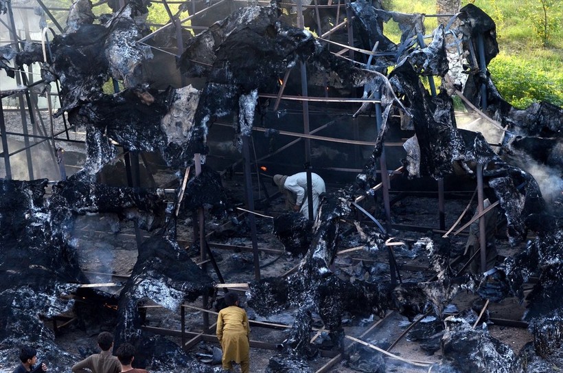 İmran Han'ın tutuklanmasının ardından Pakistan'da protestolar büyüyor: 5 kişi öldü, 40 kişi yaralandı, 1200'den fazla gözaltı - Resim: 26