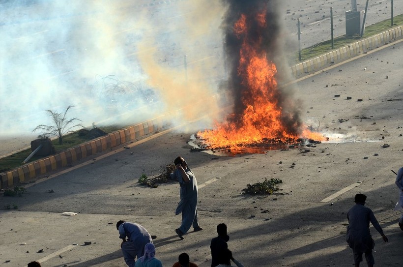 İmran Han'ın tutuklanmasının ardından Pakistan'da protestolar büyüyor: 5 kişi öldü, 40 kişi yaralandı, 1200'den fazla gözaltı - Resim: 27