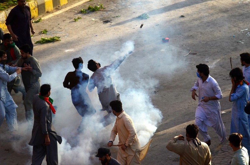 İmran Han'ın tutuklanmasının ardından Pakistan'da protestolar büyüyor: 5 kişi öldü, 40 kişi yaralandı, 1200'den fazla gözaltı - Resim: 28