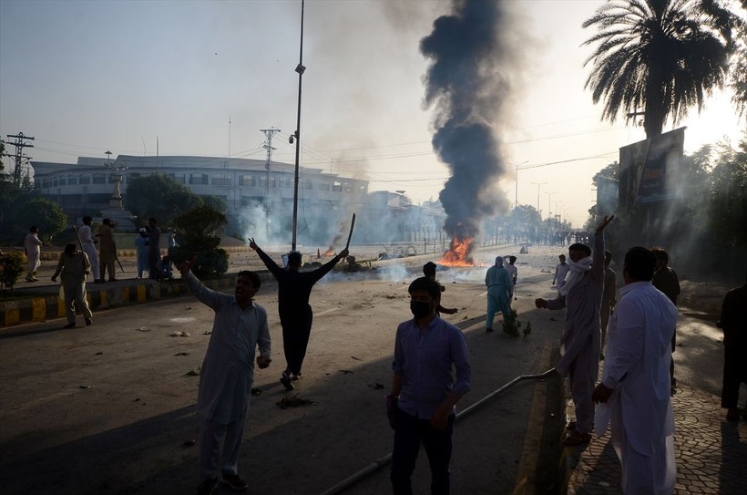 İmran Han'ın tutuklanmasının ardından Pakistan'da protestolar büyüyor: 5 kişi öldü, 40 kişi yaralandı, 1200'den fazla gözaltı - Resim: 30