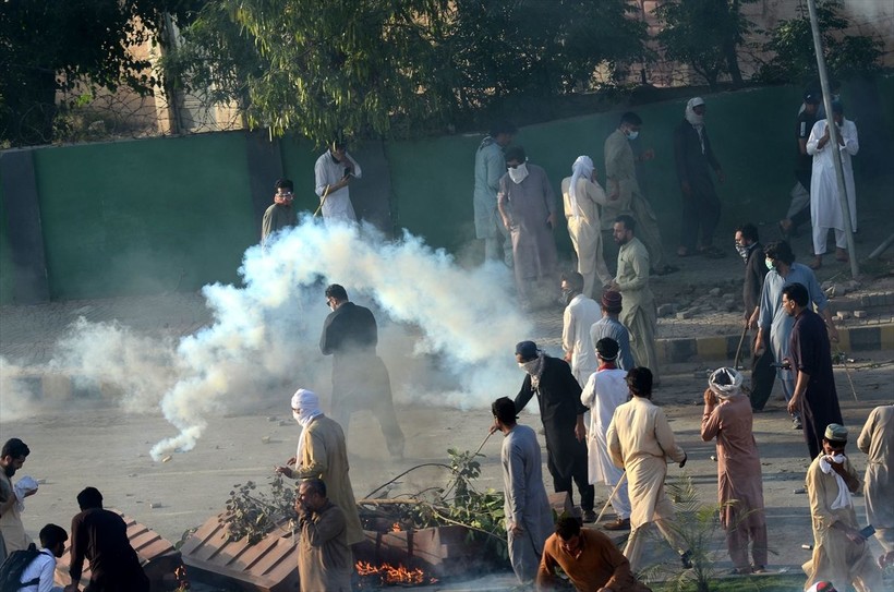 İmran Han'ın tutuklanmasının ardından Pakistan'da protestolar büyüyor: 5 kişi öldü, 40 kişi yaralandı, 1200'den fazla gözaltı - Resim: 31