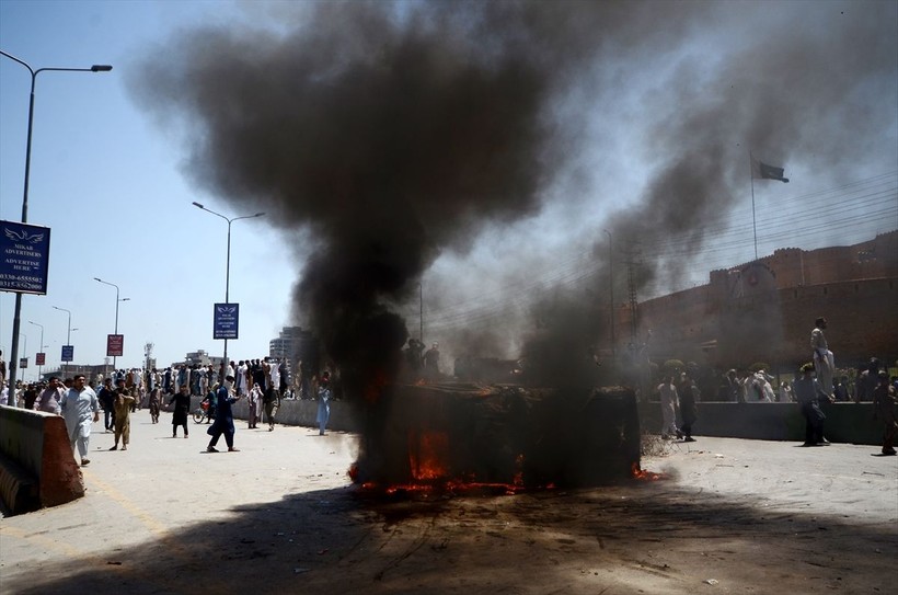 İmran Han'ın tutuklanmasının ardından Pakistan'da protestolar büyüyor: 5 kişi öldü, 40 kişi yaralandı, 1200'den fazla gözaltı - Resim: 33