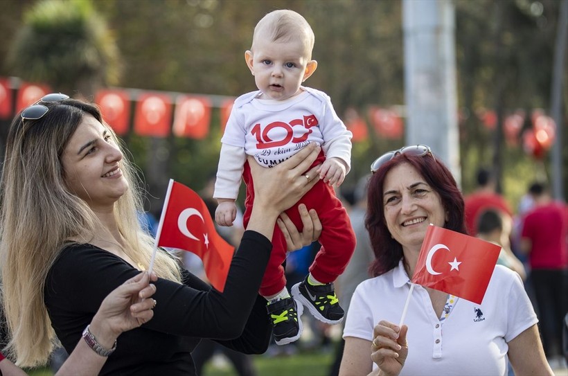 Türkiye iliklerine kadar Cumhuriyet'i kutluyor! Nereye baksan kırmızı-beyaz! 🤍❤️Meydanlarda 7'den 70'e 100. yıl coşkusu - Resim: 51