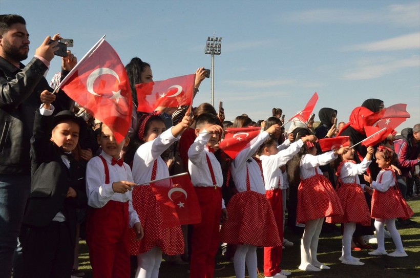 Türkiye iliklerine kadar Cumhuriyet'i kutluyor! Nereye baksan kırmızı-beyaz! 🤍❤️Meydanlarda 7'den 70'e 100. yıl coşkusu - Resim: 237