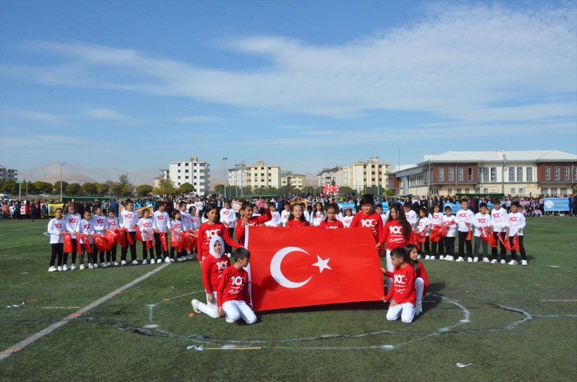 Türkiye iliklerine kadar Cumhuriyet'i kutluyor! Nereye baksan kırmızı-beyaz! 🤍❤️Meydanlarda 7'den 70'e 100. yıl coşkusu - Resim: 238