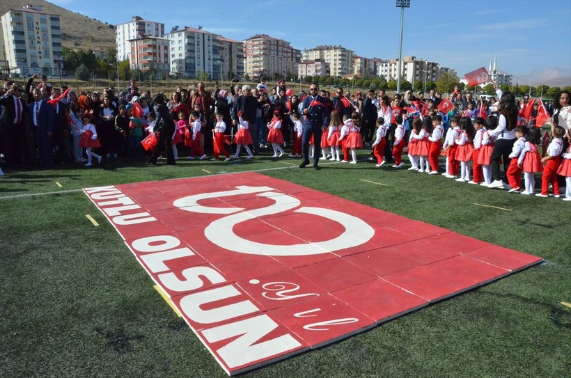 Türkiye iliklerine kadar Cumhuriyet'i kutluyor! Nereye baksan kırmızı-beyaz! 🤍❤️Meydanlarda 7'den 70'e 100. yıl coşkusu - Resim: 239