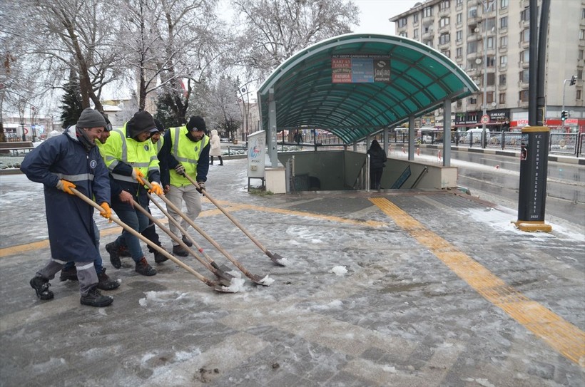 Soğuk havalar yerini kara bıraktı! Ekipler yolların kapanmaması için canla başla çalışıyor - Resim: 6