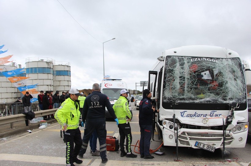 Trabzon'da taraftar midibüsü TIR'la çarpıştı: 6 yaralı - Resim: 7