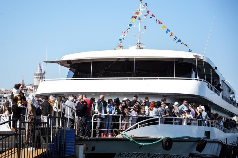 İstanbul Eminönü’ndeki yoğun kalabalık fotoğraflara yansıdı - Resim: 2