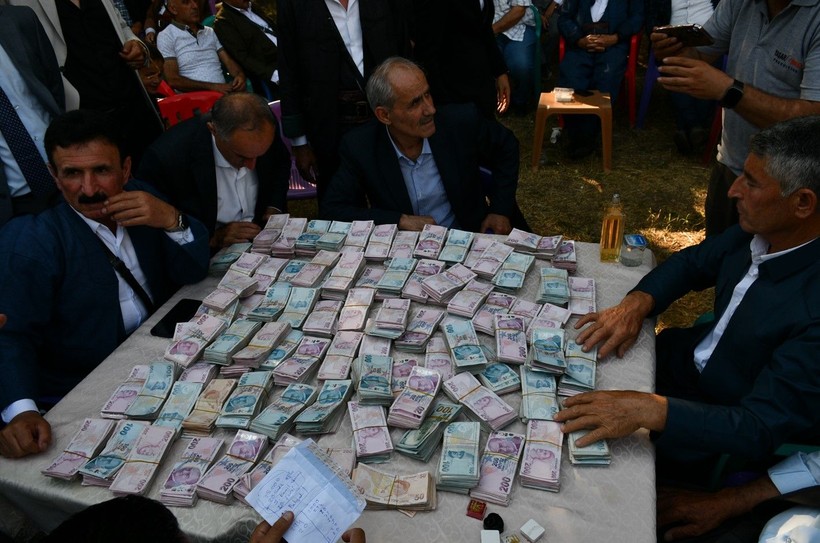 Şırnak'ta Jirki aşireti lideri kardeşini evlendirdi! Dolarlar ve TL'ler valizlere sığmadı - Resim: 2