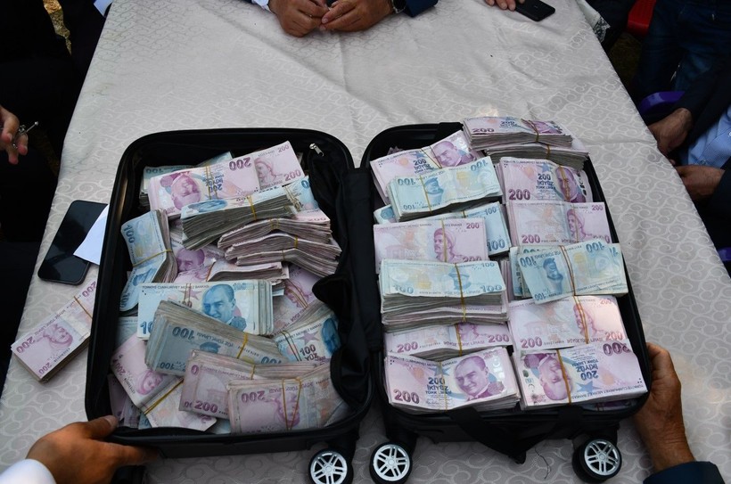 Şırnak'ta Jirki aşireti lideri kardeşini evlendirdi! Dolarlar ve TL'ler valizlere sığmadı - Resim: 5