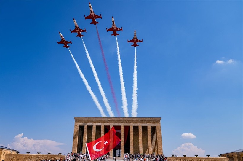 Türk Yıldızları'ndan Anıtkabir'de Ata'ya saygı uçuşu - Resim: 2