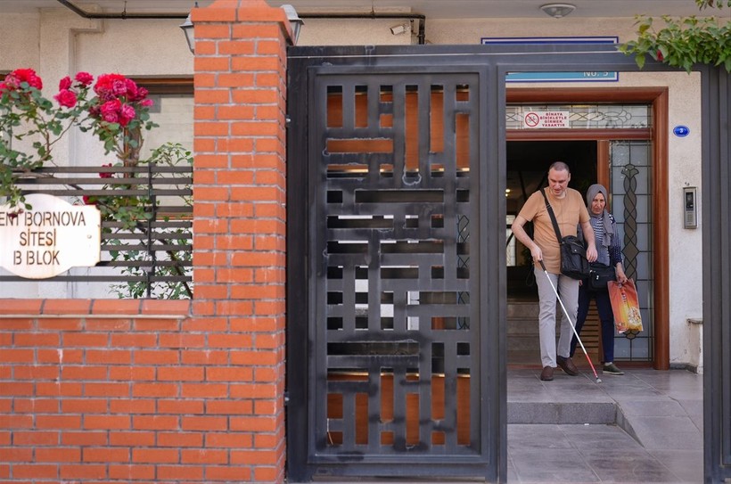 İzmir'de yaşayan Nevra Yıldırım görme engelli oğlu Önder Savaş Yıldırım'ın elini 39 yıldır bırakmıyor - Resim: 6