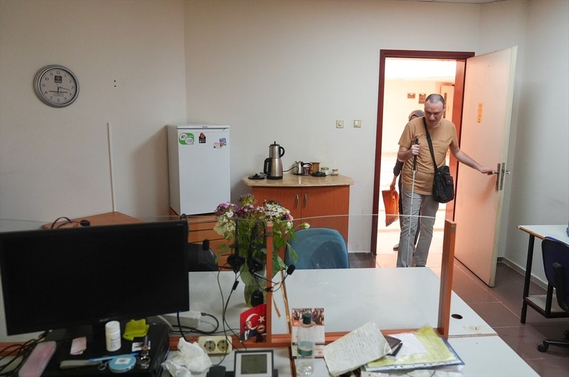 İzmir'de yaşayan Nevra Yıldırım görme engelli oğlu Önder Savaş Yıldırım'ın elini 39 yıldır bırakmıyor - Resim: 12