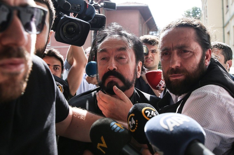 Adnan Oktar ve 'Kedicikler' paket olmuştu! Gözaltı sırasında çekilen görüntüler paylaşıldı - Resim: 4