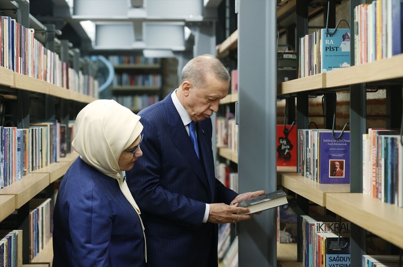 Cumhurbaşkanı Erdoğan, Rami Kütüphanesi'nin Açılış Törenine katıldı, kütüphane gezisi esnasında öğrencilerle çekilen fotoğraflar iç ısıttı - Resim: 10
