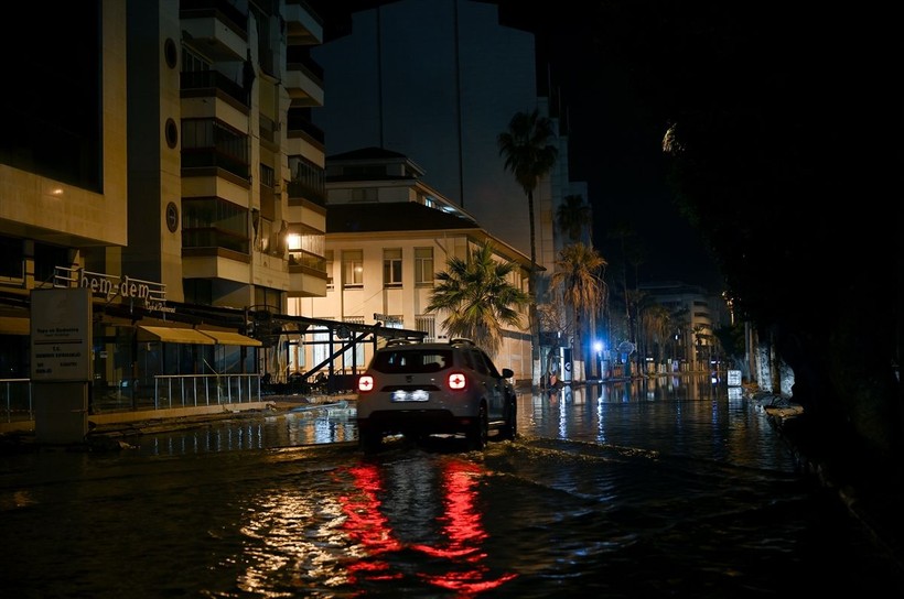 İskenderun'da deniz seviyesi yükseldi, caddeler su altına kaldı - Resim: 8