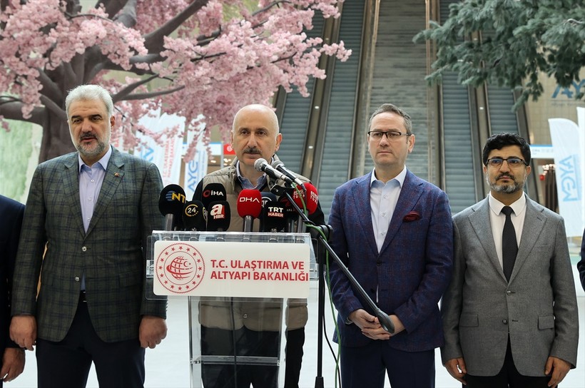 Ulaştırma ve Altyapı Bakanı Adil Karaismailoğlu Başakşehir-Kayaşehir Metro Hattı'nın Çam ve Sakura Şehir Hastanesi İstasyonu'nda incelemelerde bulundu - Resim : 1