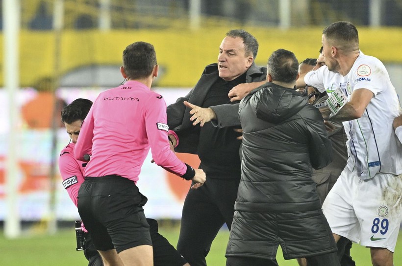 Ankaragücü Başkanı Faruk Koca hakem Halil Umut Meler'e sahanın içinde yumruk attı! İşte o görüntüler - Resim: 31