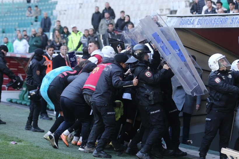 Bursaspor-Diyarbekirspor maçı sonrasında saha karıştı! Savaş alanında 5 kişi kırmızı kart gördü - Resim: 22