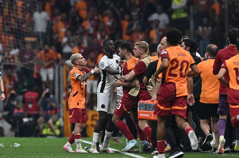 Ünlü yorumcudan iki Galatasaraylı için flaş sözler: "Fiyasko" - Resim: 2