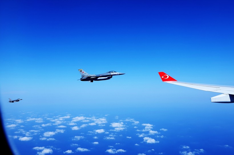 Cumhurbaşkanı Erdoğan'ı KKTC'de F-16'lar karşıladı - Resim : 2