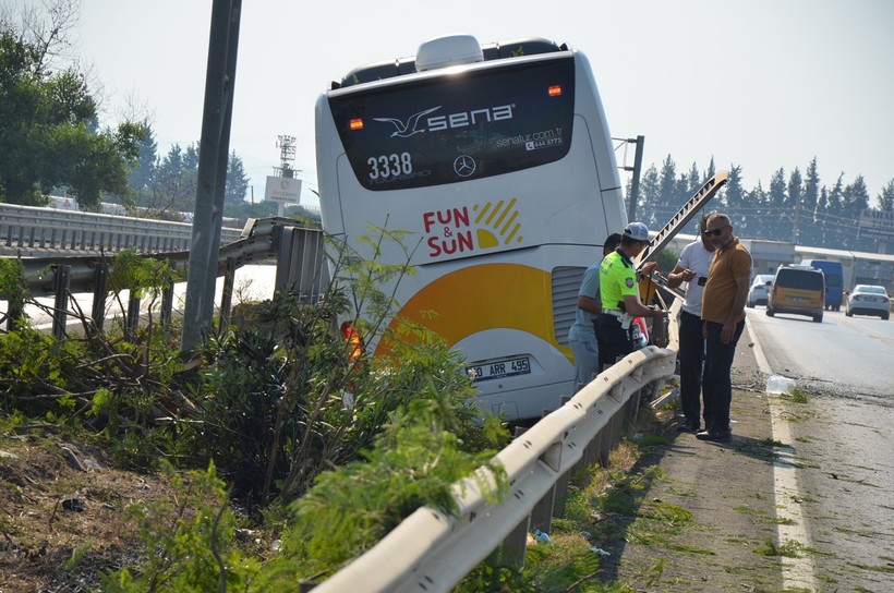 Antalya'da mucize kurtuluş! Yolcu otobüsü ırmağa uçmaktan son anda kurtuldu - Resim : 4