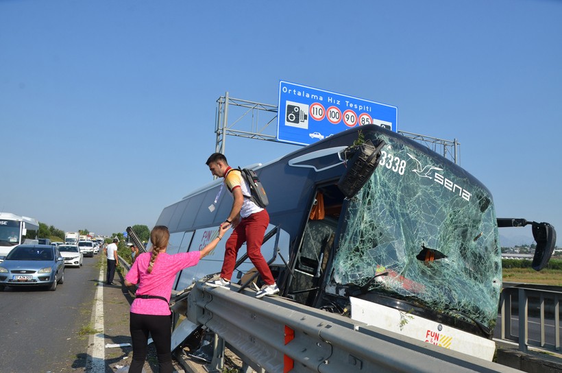 Antalya'da mucize kurtuluş! Yolcu otobüsü ırmağa uçmaktan son anda kurtuldu - Resim : 2