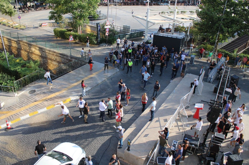 Aydın'da 'topuklu' eylem: AK Parti'ye geçen Özlem Çerçioğlu'nu protesto ettiler - Resim: 9