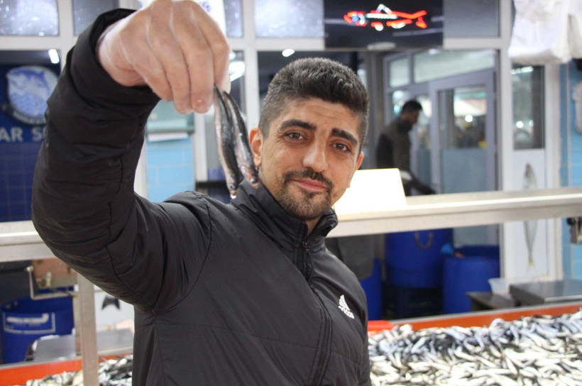 'Karadeniz fırtınası' balık tezgahlarını vurdu! Hamsinin kilosu 250 liraya fırladı - Resim: 4