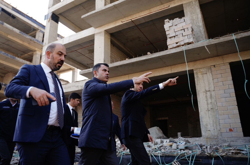 Depremin acısı yerini mutluluğa bıraktı: Koyunlu çifti yeni evlerinde Bakan Kurum’u gözyaşlarıyla karşıladı - Resim: 4