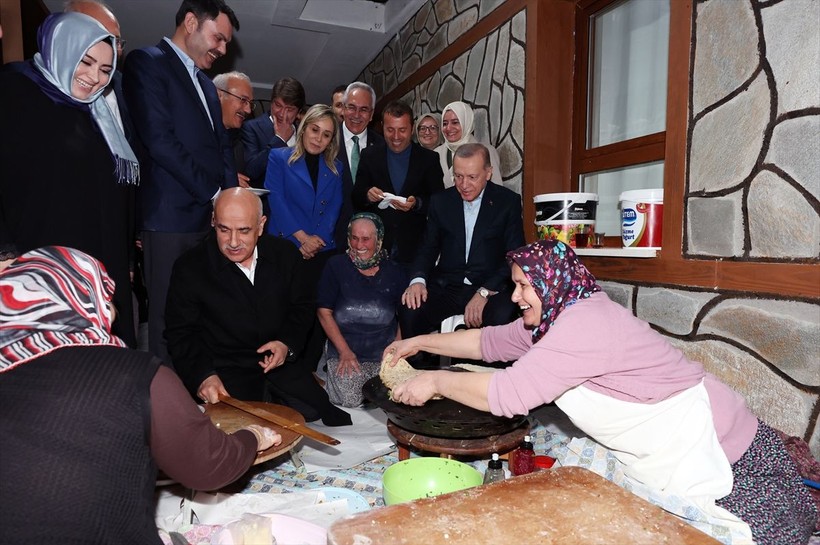 Cumhurbaşkanı Recep Tayyip Erdoğan Antalya Manavgat'ta yangın sonrası yeni evine kavuşan aileye konuk oldu gözleme yedi - Resim: 6