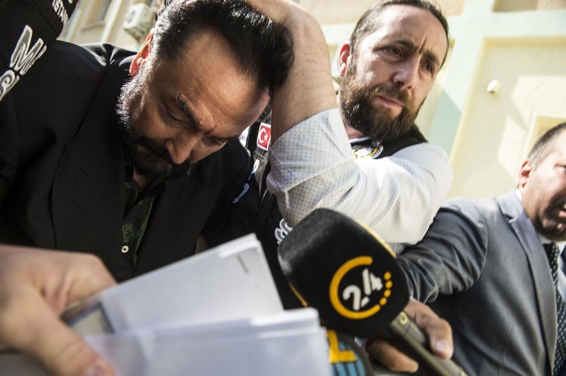 Adnan Oktar ve 'Kedicikler' paket olmuştu! Gözaltı sırasında çekilen görüntüler paylaşıldı - Resim: 8