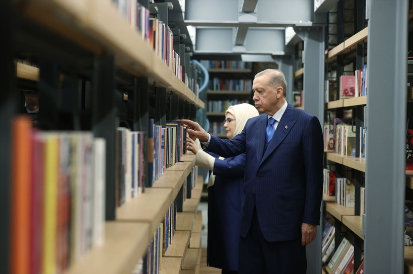 Cumhurbaşkanı Erdoğan, Rami Kütüphanesi'nin Açılış Törenine katıldı, kütüphane gezisi esnasında öğrencilerle çekilen fotoğraflar iç ısıttı - Resim: 9