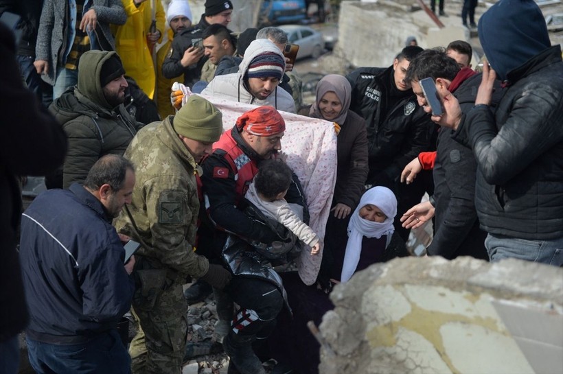 Son dakika deprem haberleri... Kahramanmaraş'ta depremden 31 saat sonra 15 aylık Meryem bebek enkazdan çıkarıldı - Resim: 1