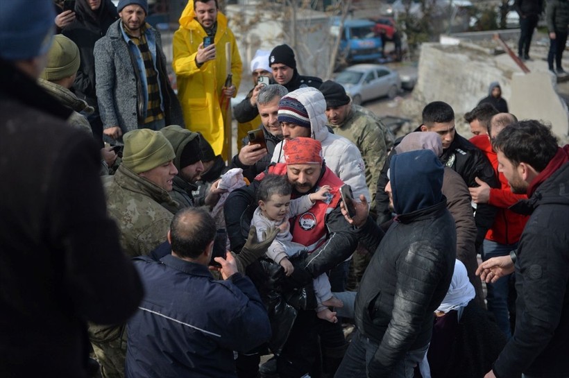 Son dakika deprem haberleri... Kahramanmaraş'ta depremden 31 saat sonra 15 aylık Meryem bebek enkazdan çıkarıldı - Resim: 2