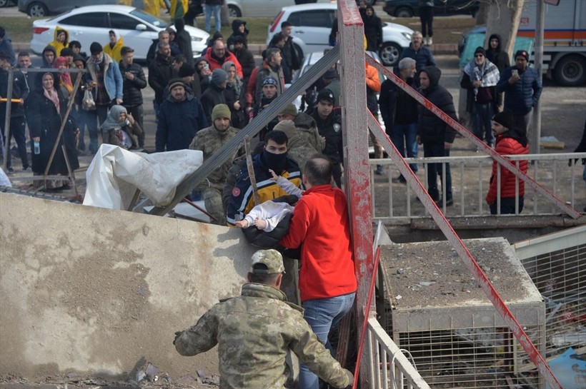 Son dakika deprem haberleri... Kahramanmaraş'ta depremden 31 saat sonra 15 aylık Meryem bebek enkazdan çıkarıldı - Resim: 5