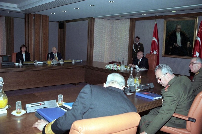 Türkiye Cumhuriyeti'nin 'postmodern darbesi' 28 Şubat'ın üzerinden 26 yıl geçti - Resim: 19