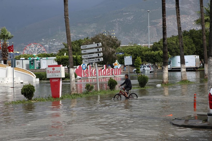 Maraş depremlerinden olumsuz etkilenen Hatay İskenderun'da sokaklar göle döndü - Resim: 4